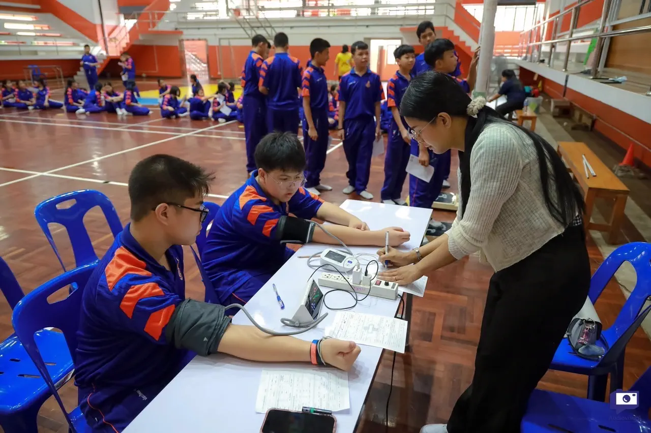 การวัดความดันโลหิตของนักเรียนภายในจุดตรวจ