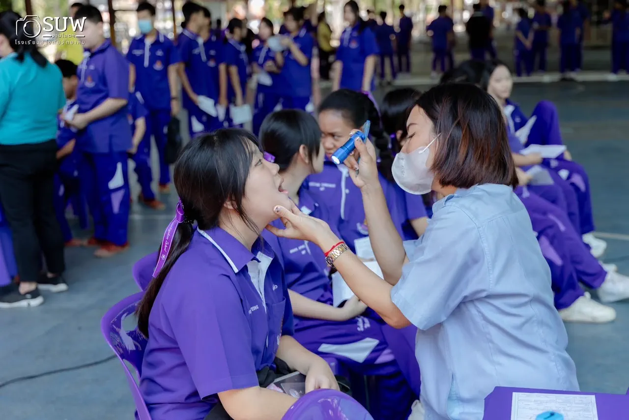 การตรวจสุขภาพช่องปากและฟันในพื้นที่ตรวจของโรงเรียน