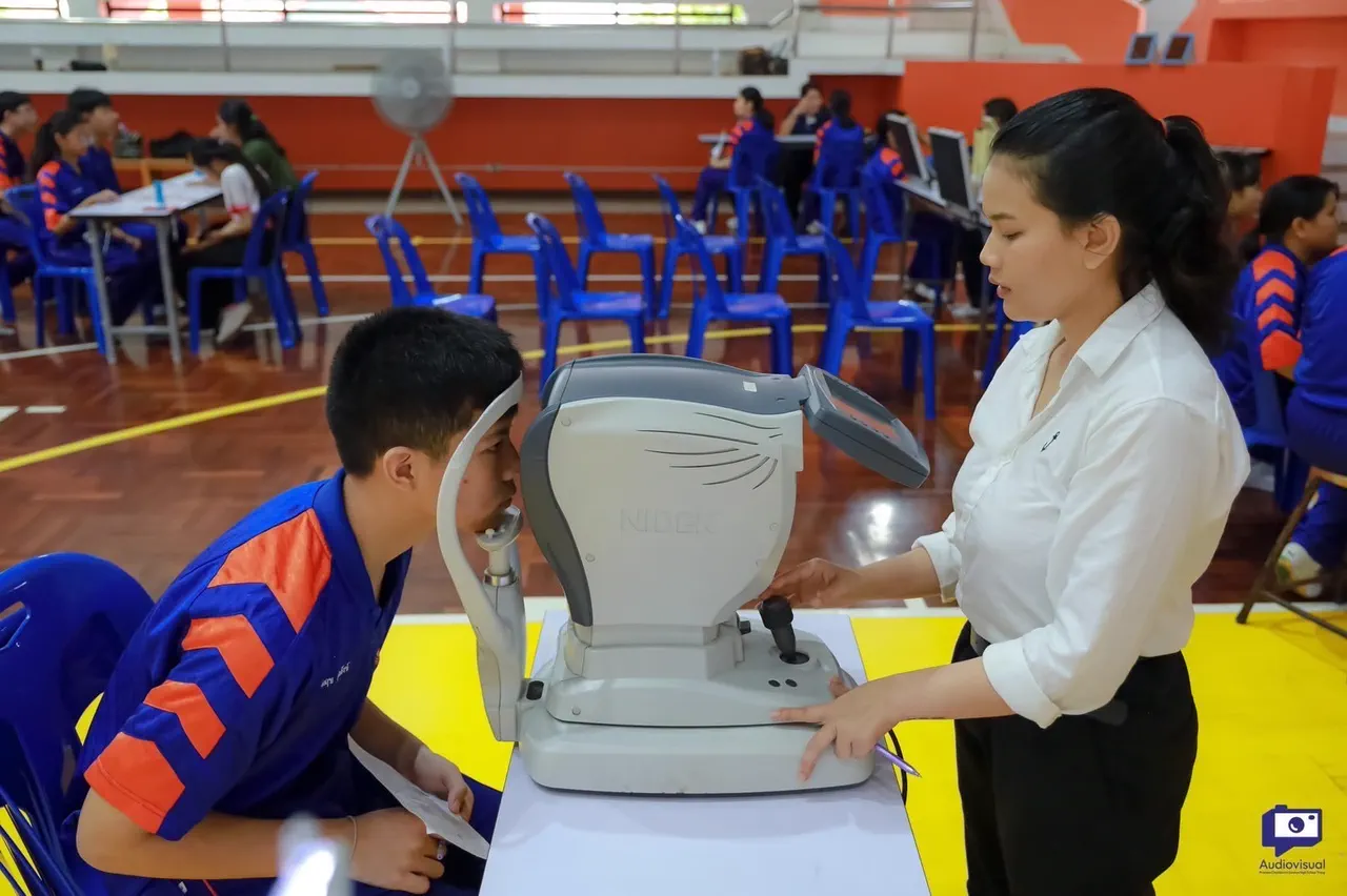 การตรวจค่าสายตาด้วยเครื่องวัดภายในจุดตรวจของโรงเรียน